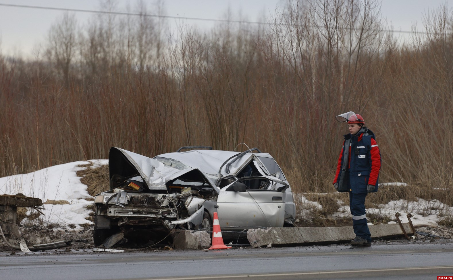 Водителя автомобиля, сбившего бетонный столб на Запсковье, отправили в больницу