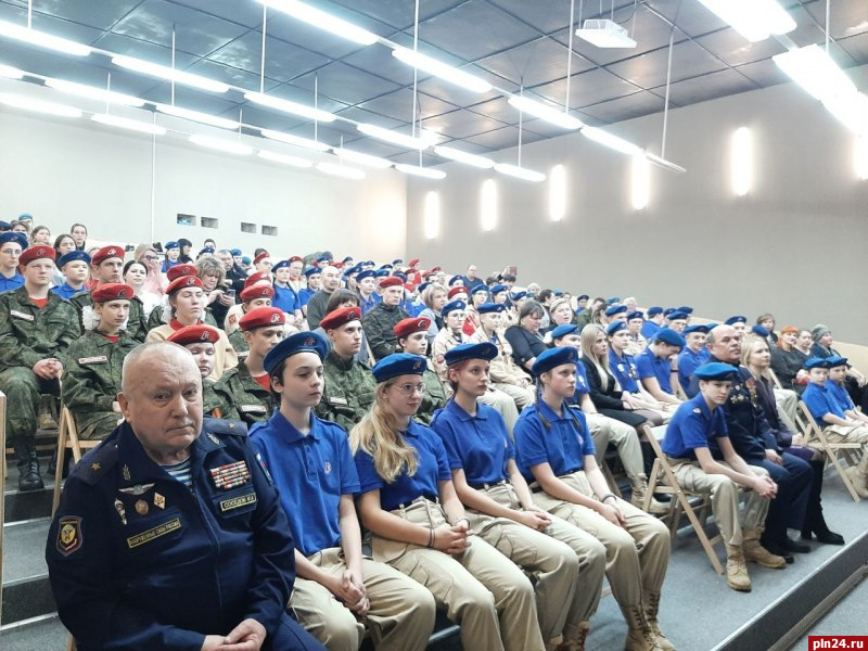 Псковских юнармейцев наградили за активное участие в патриотическом движении