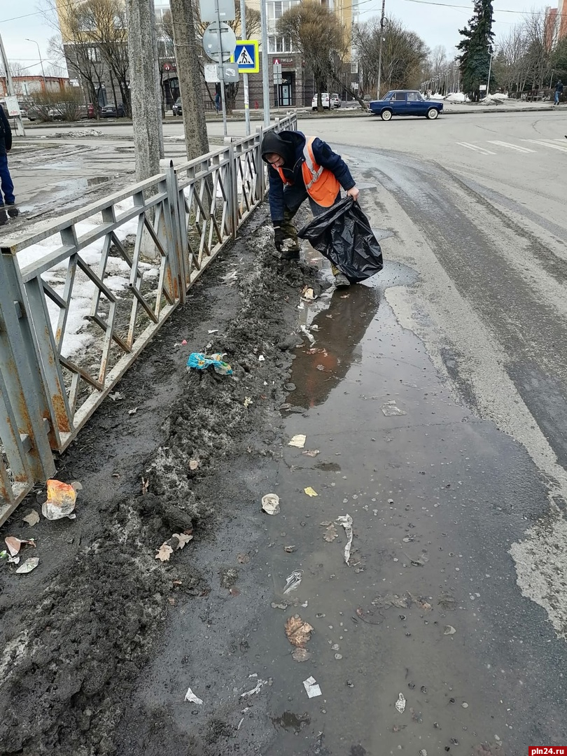 Время собирать «подснежники»: мусор показался из-под тающего снега в Пскове
