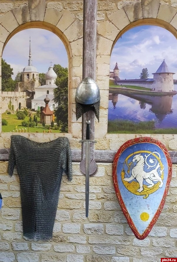 Кольчуга и меч украсили стенд Псковского облсовпрофа на выставке MITT-2023