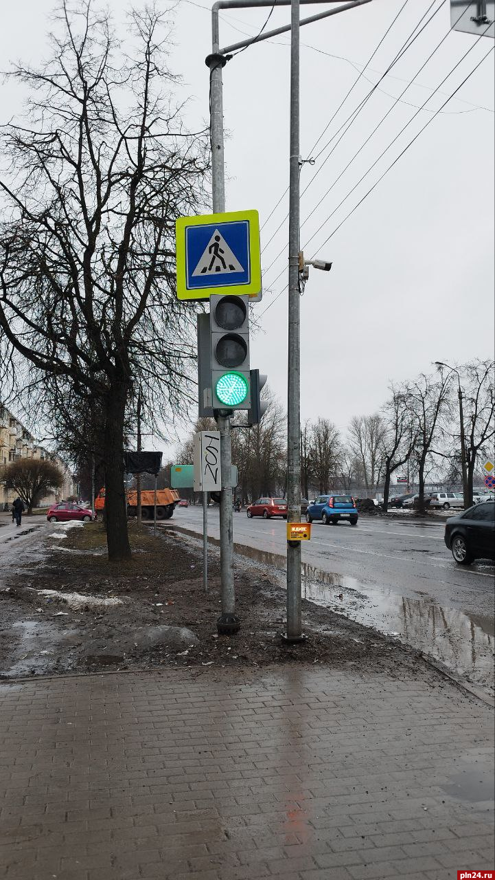 Светофор включили у Привокзальной площади в Пскове