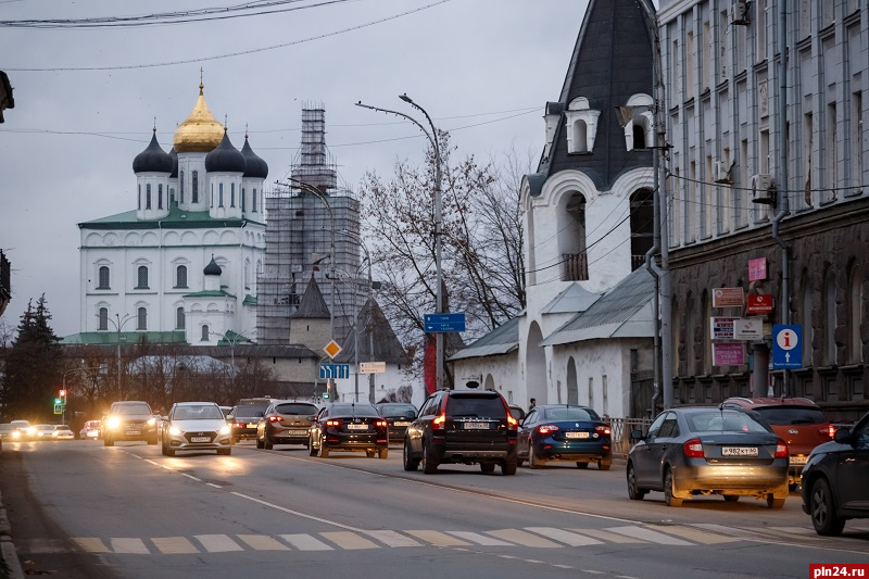 Псковским водителям такси готовы платить до 71 тысячи рублей