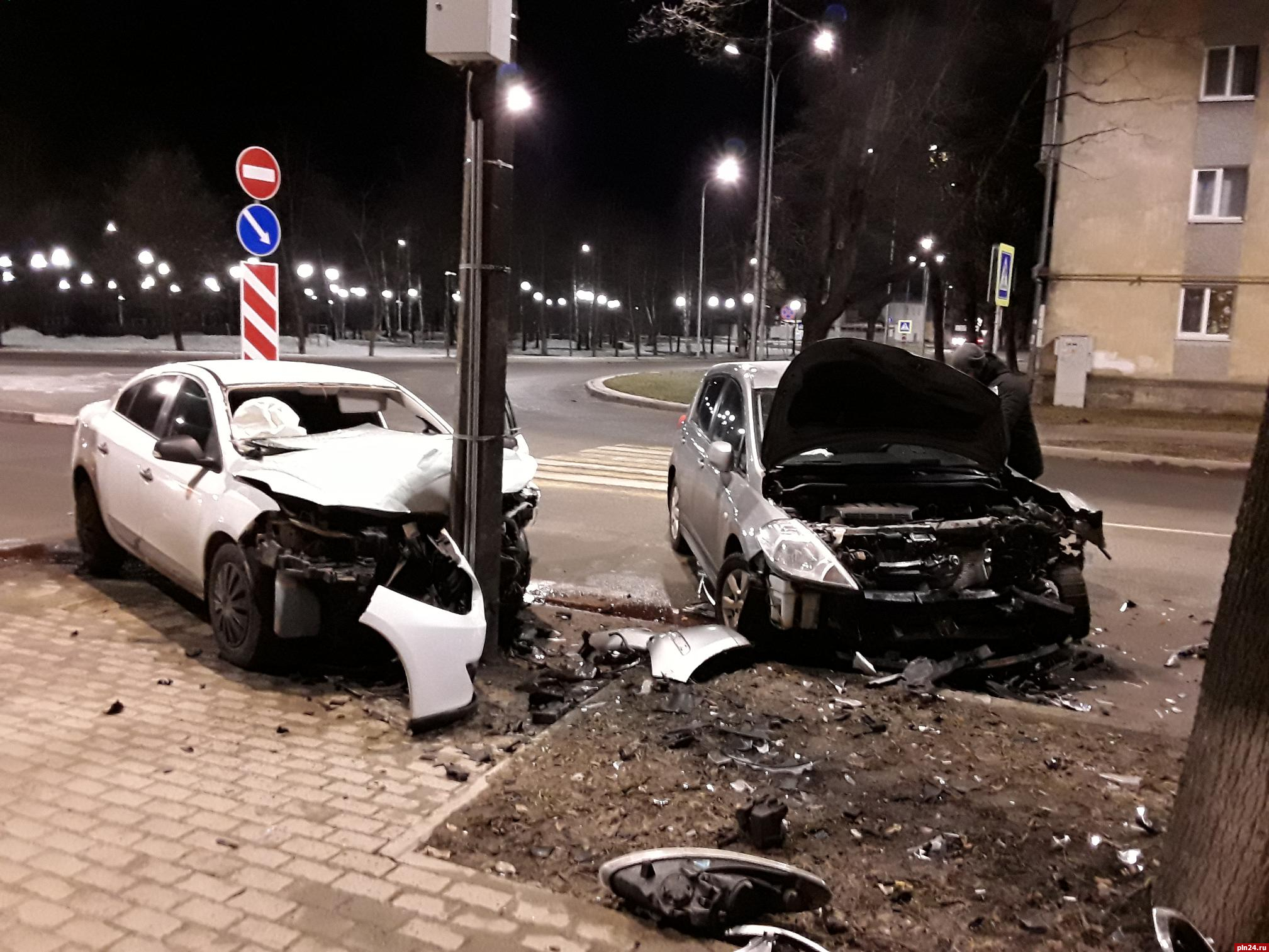 Два водителя пострадали в столкновении автомашин на улице Труда в Пскове. ФОТО