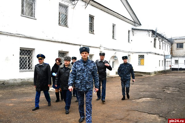 Следственный изолятор осмотрел прокурор области Иван Грибов в Пскове