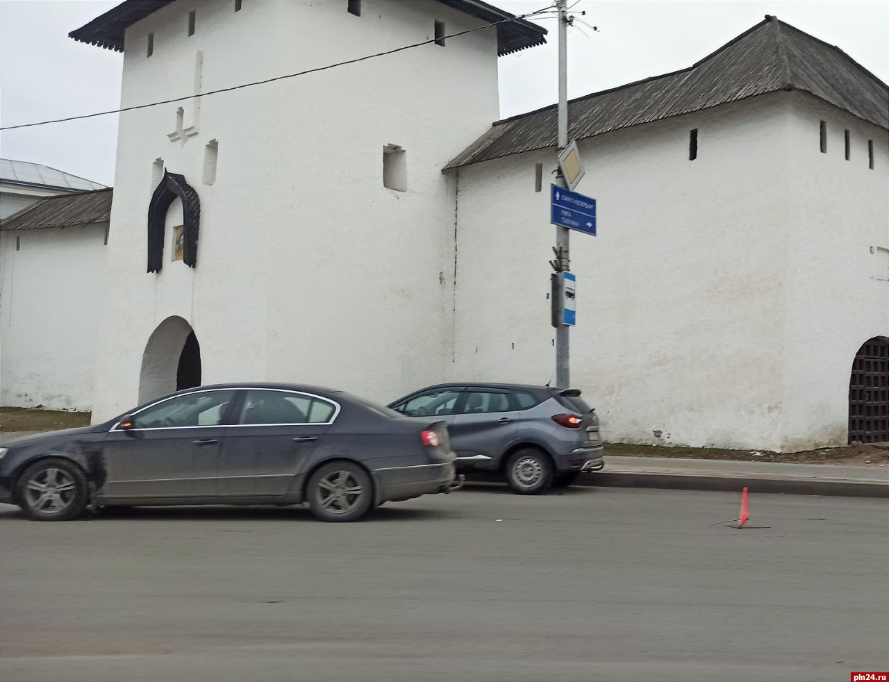 Два автомобиля учинили ДТП у Рыбницкой башни в Пскове
