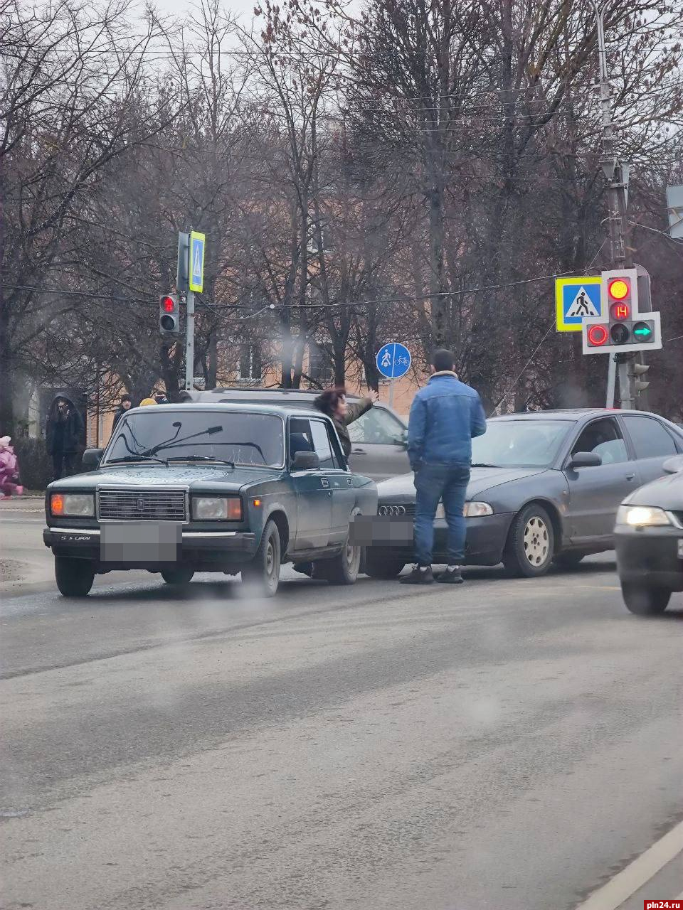 LADA и Audi столкнулись друг с другом на подъезде к Ольгинскому мосту в Пскове