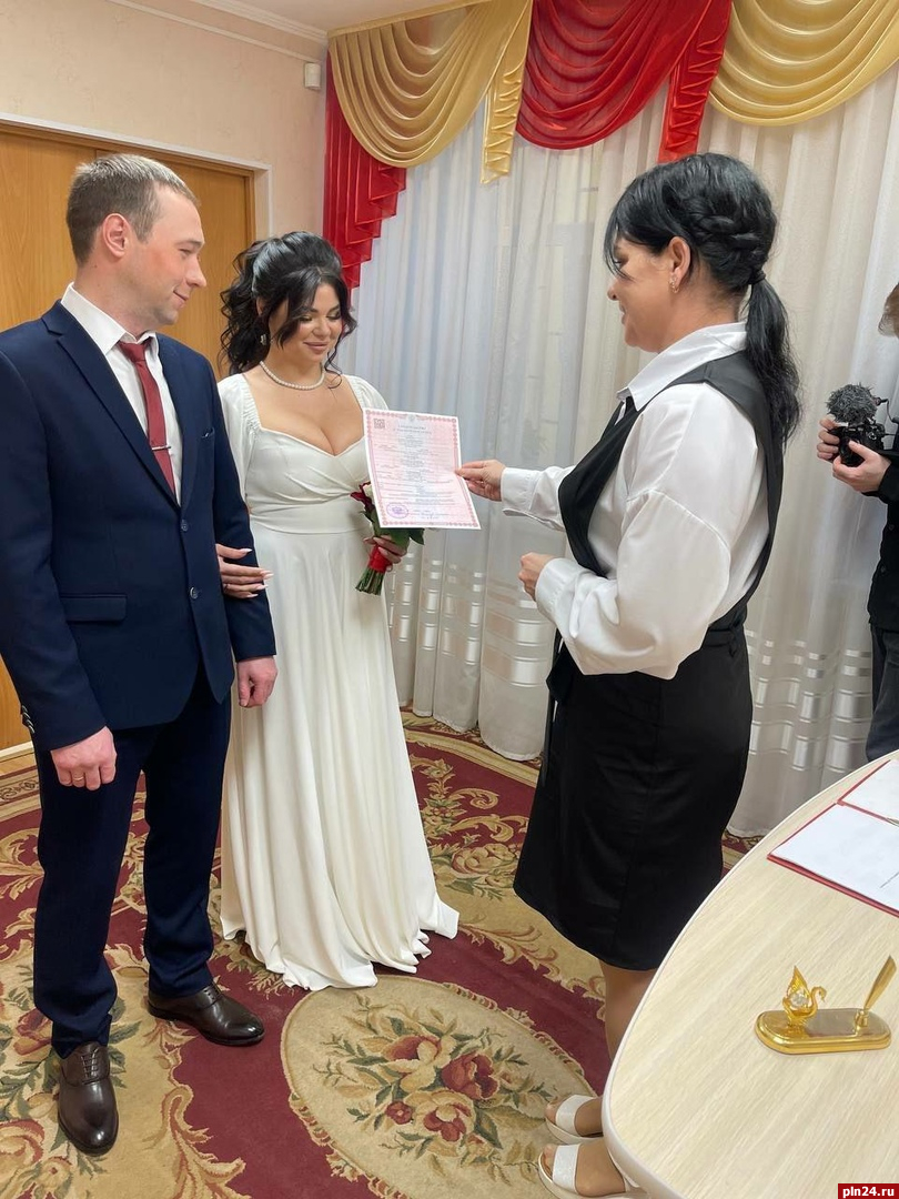 Семь регистраций о браке провели в Пскове в «красивую» дату