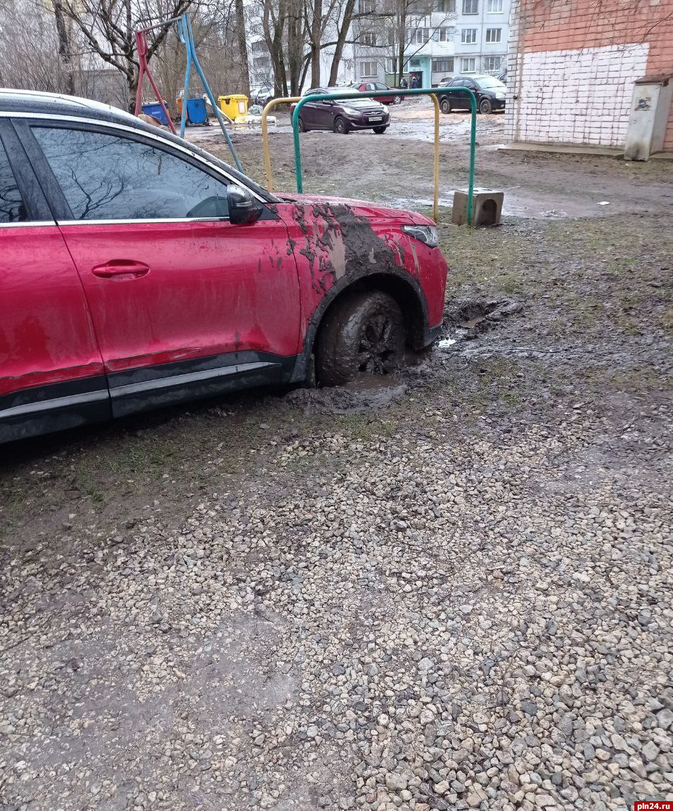 Фотофакт: Автомобиль увяз в грязи на парковке в Пскове