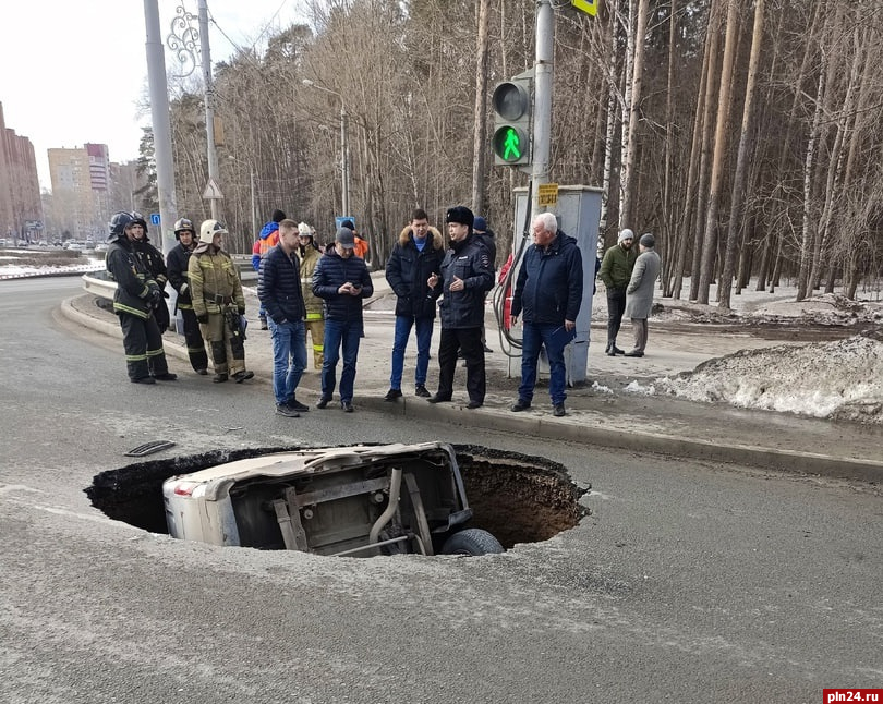 «ГАЗель» целиком провалилась под асфальт в одном из российских городов