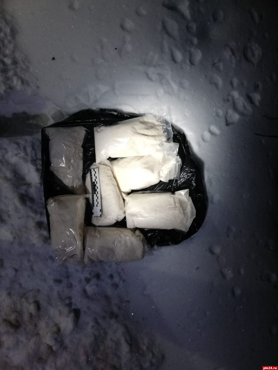Более 10 кг синтетического наркотика обнаружили оперативники на обочинах дорог Псковской области