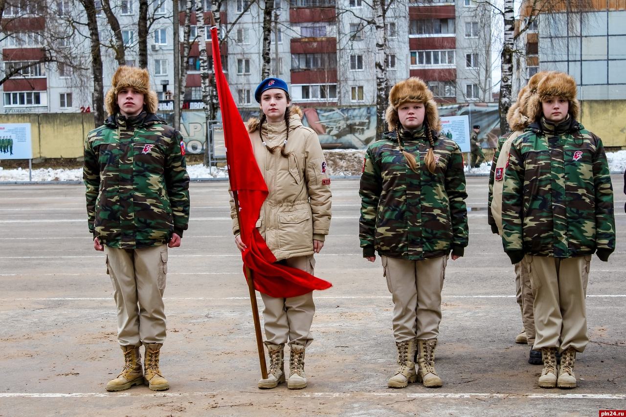 Всероссийская акция верни герою имя. Юнармейцы Зеленоградской школы. Юнармия Псков школа номер 47. Герои России. Школа героев.