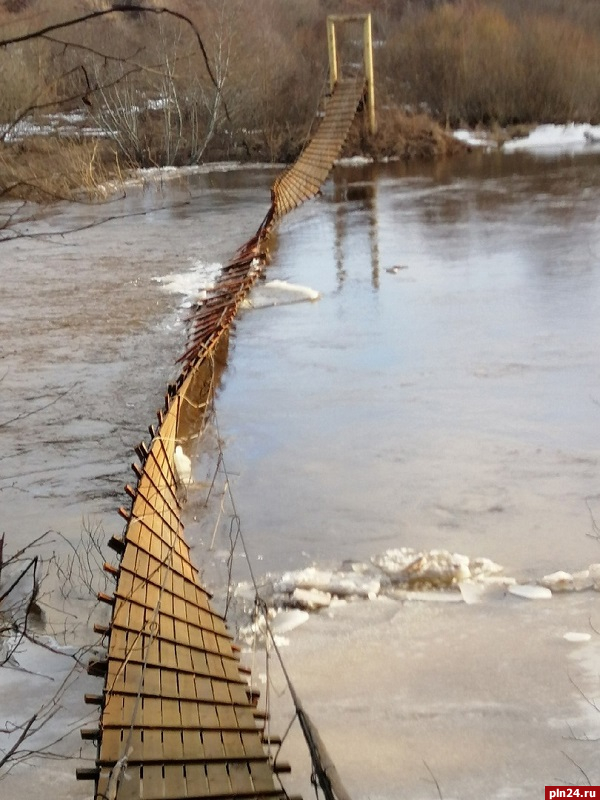 Течение реки свернуло пешеходный мост в псковской деревне