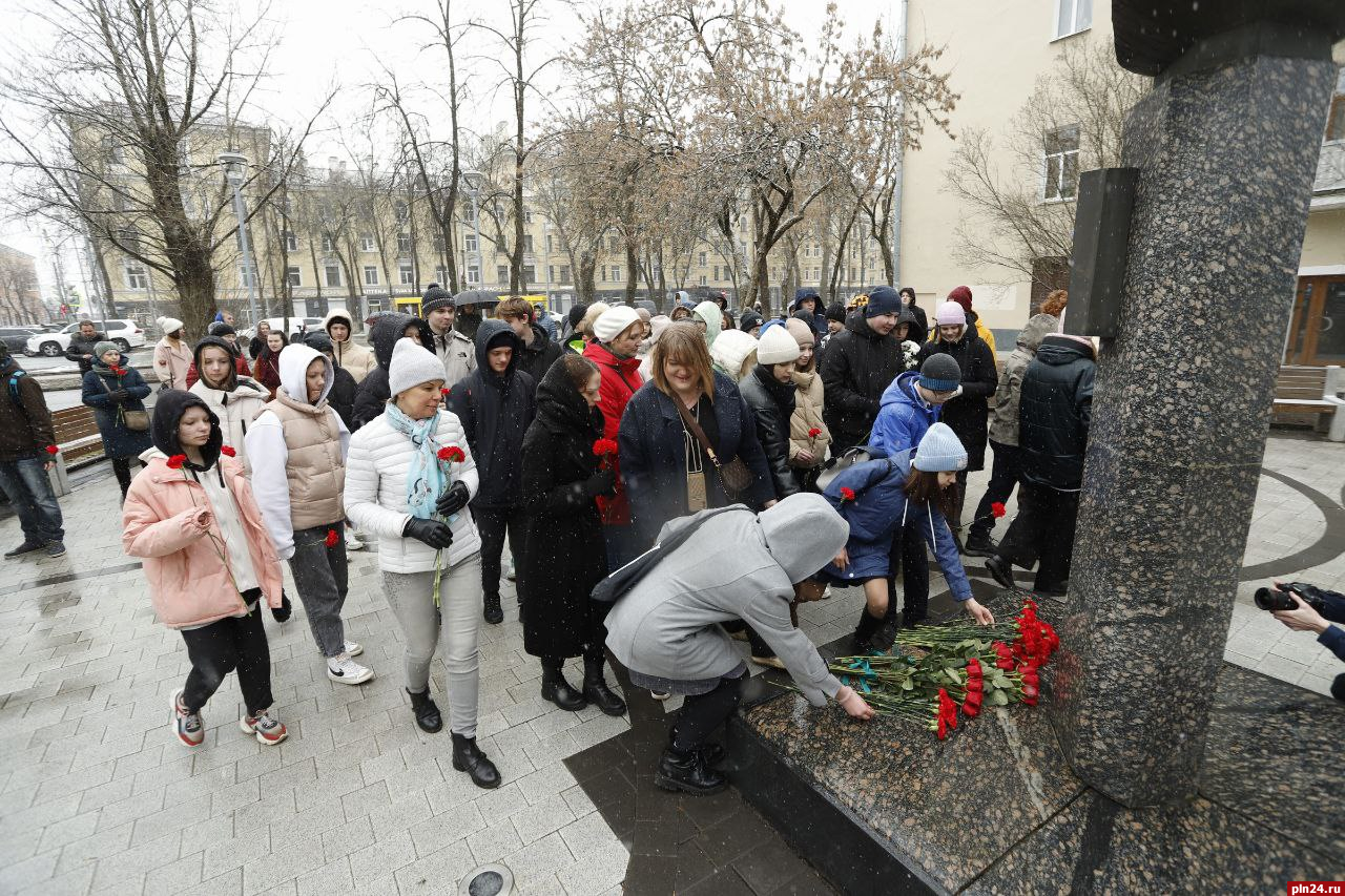 Цветы возложили к памятнику Исааку Кикоину в Пскове. ФОТО