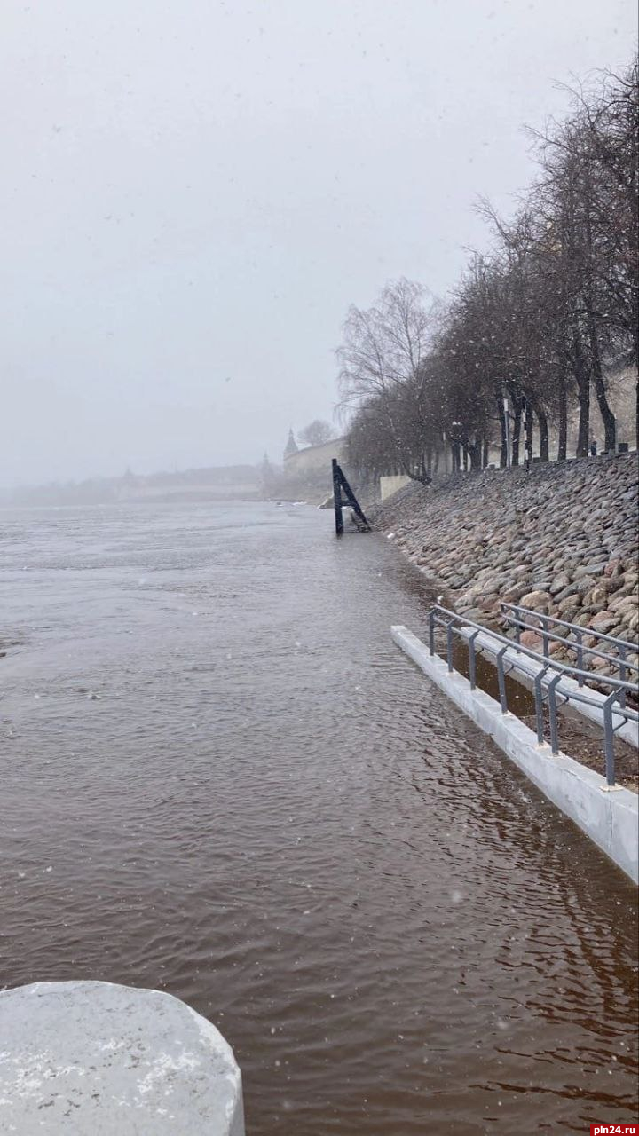 Инсталляция «Россия начинается здесь» в Пскове наполовину ушла под воду. ФОТО