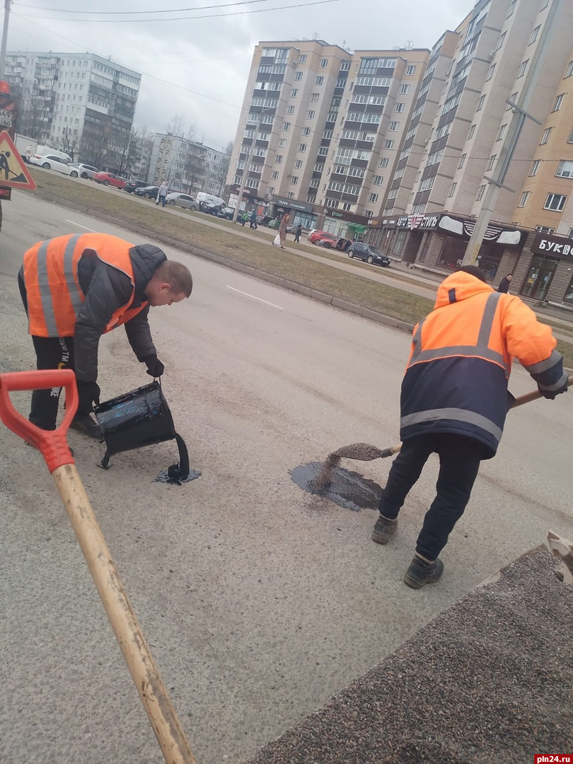 Текущий ямочный ремонт продолжается на дорогах Пскова. ФОТО