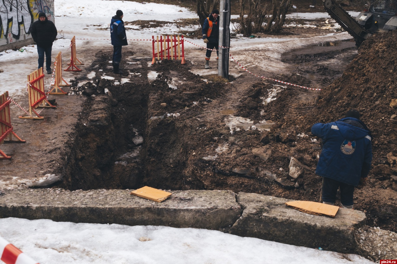 Работы по перекладке водопроводной линии начались на улице Госпитальной в Пскове
