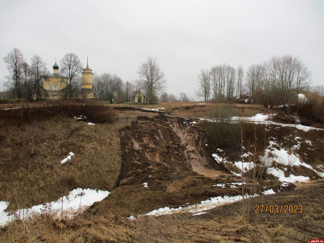 Западный склон обвалился на городище Воронич в Псковской области