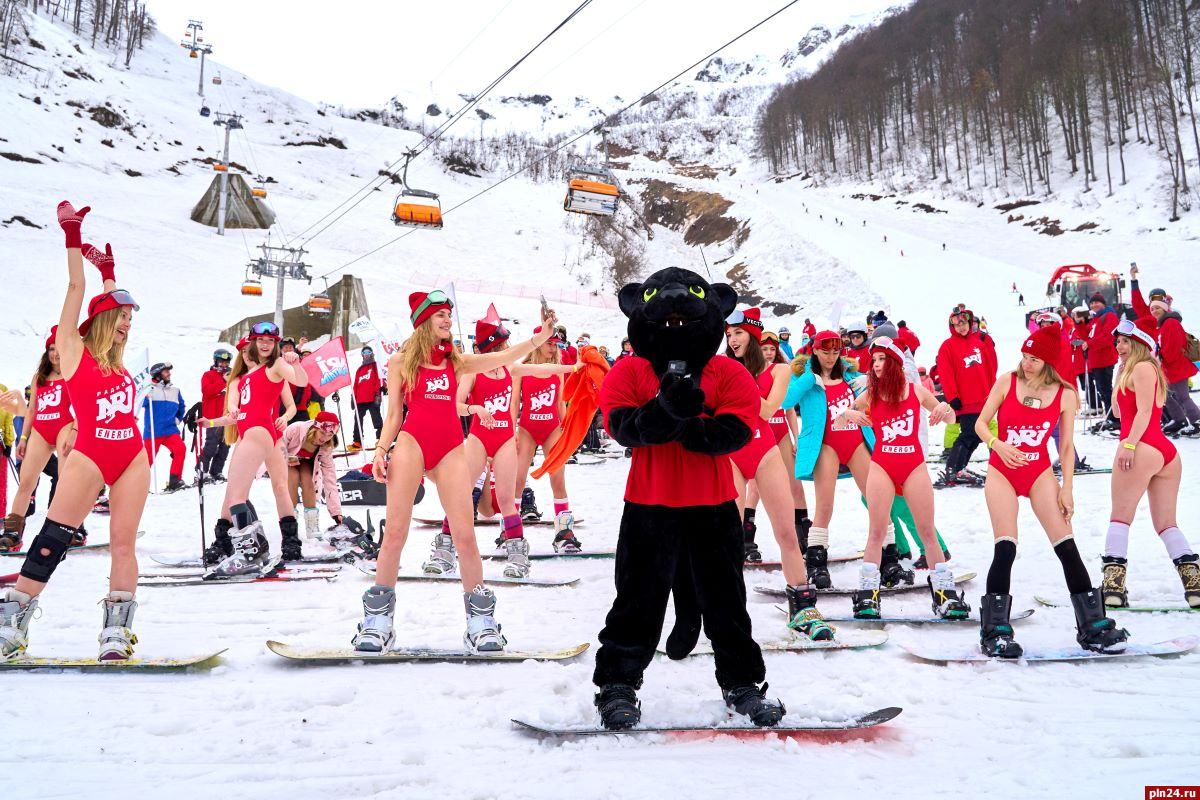 Танцующие лыжницы, горячий заезд в купальниках: чем удивил Energy in the mountain в Сочи