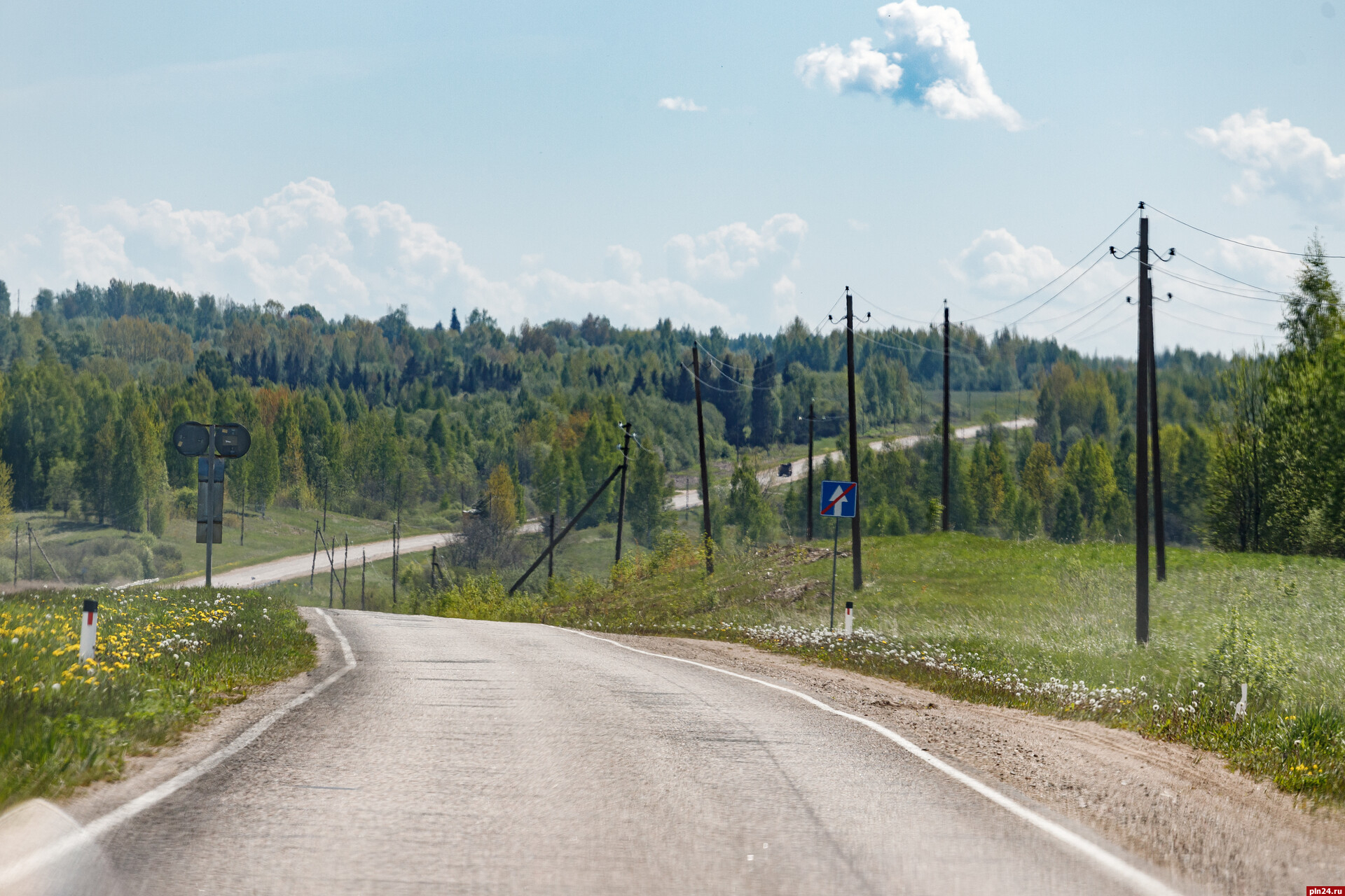 Почти 700 км региональных псковских дорог хотят отремонтировать до 2027 года