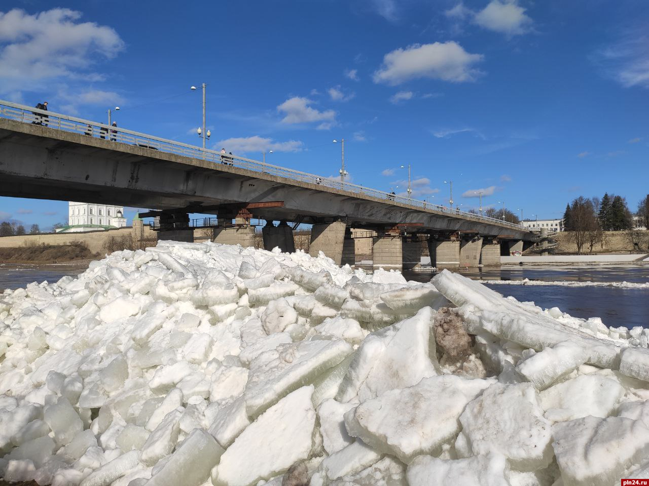 Вскрытие рек грозит заторами льда в Псковской области