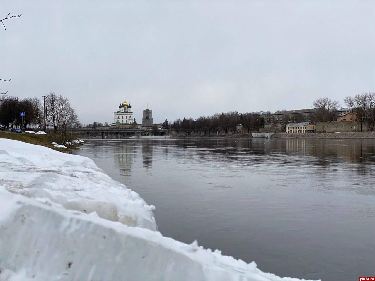 Уровень воды в реке Великой в Пскове снизился на 17 см