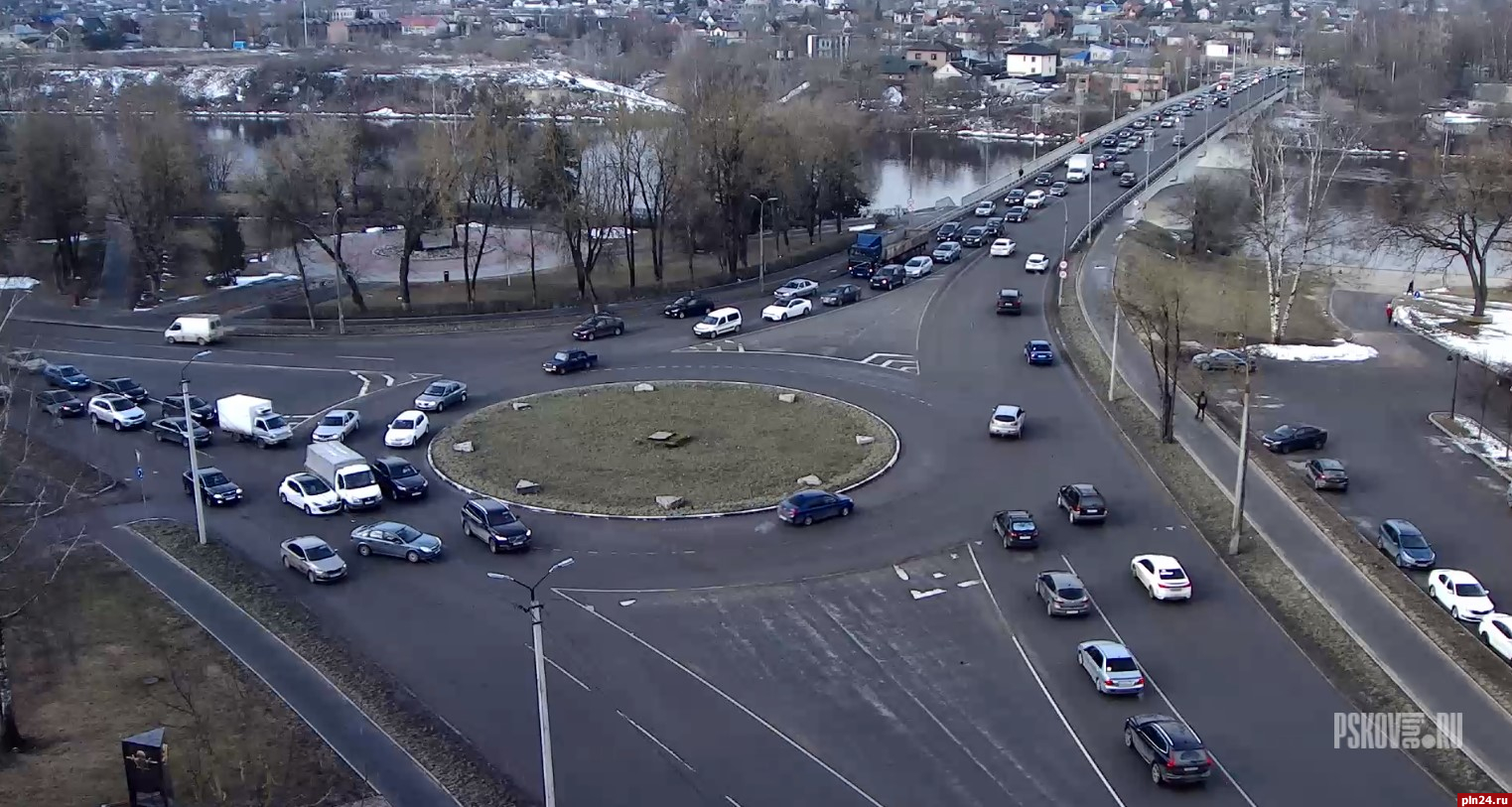 ДТП затрудняет движение на площади Героев-Десантников в Пскове