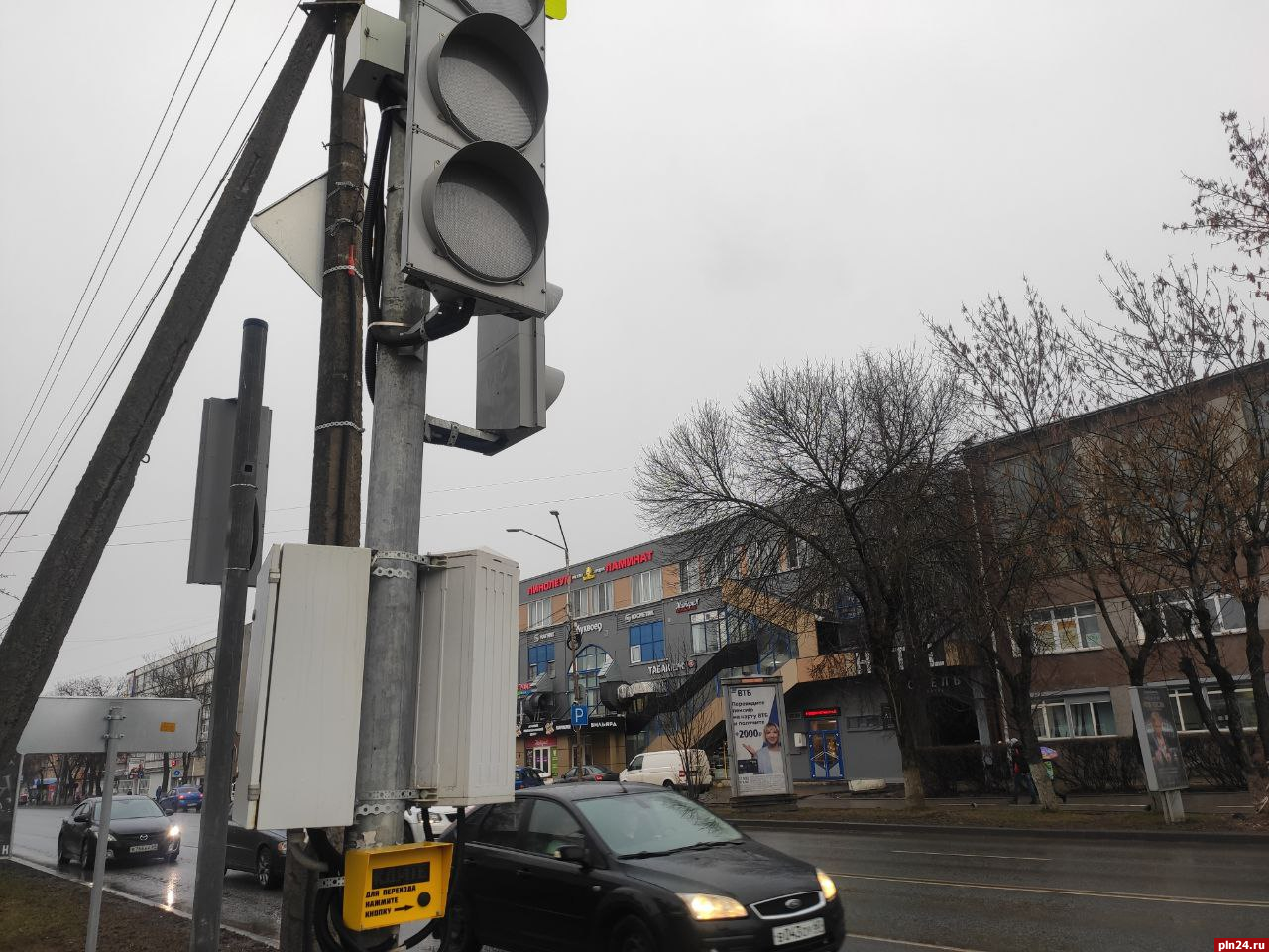 Светофор перестал работать на перекрёстке Рижский – Народная в Пскове