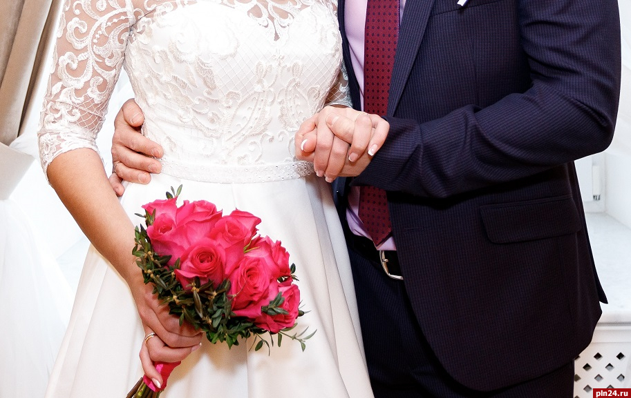 Число браков и разводов выросло в Псковской области в январе