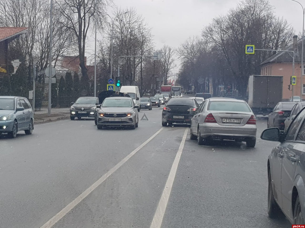 Двойное ДТП создало пробку на улице Леона Поземского в Пскове