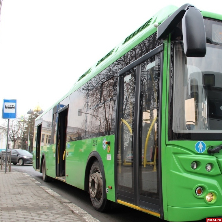Место остановки двух автобусов изменилось в центре Пскова