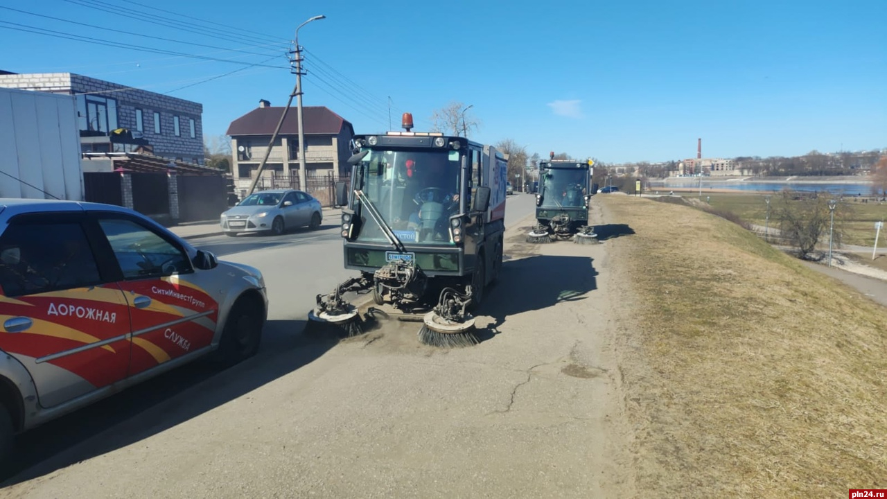 Дороги и тротуары Пскова продолжают приводить в порядок после зимы. ФОТО