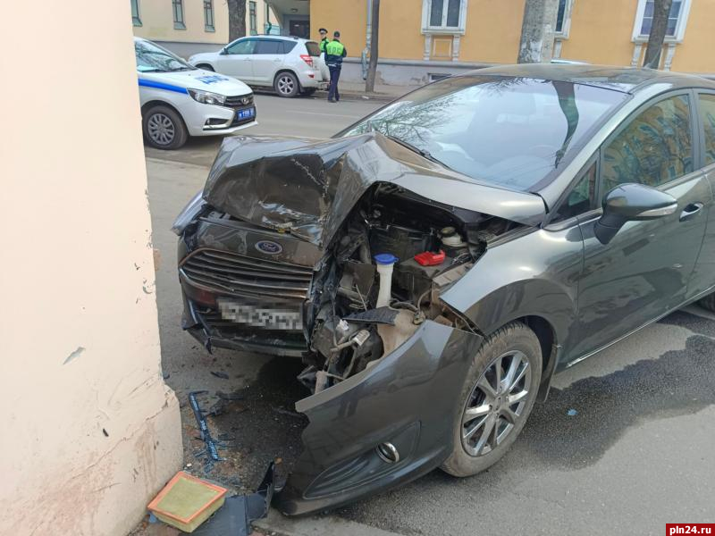 Пожилая женщина пострадала в результате наезда автомобиля на дом в Пскове. ФОТО