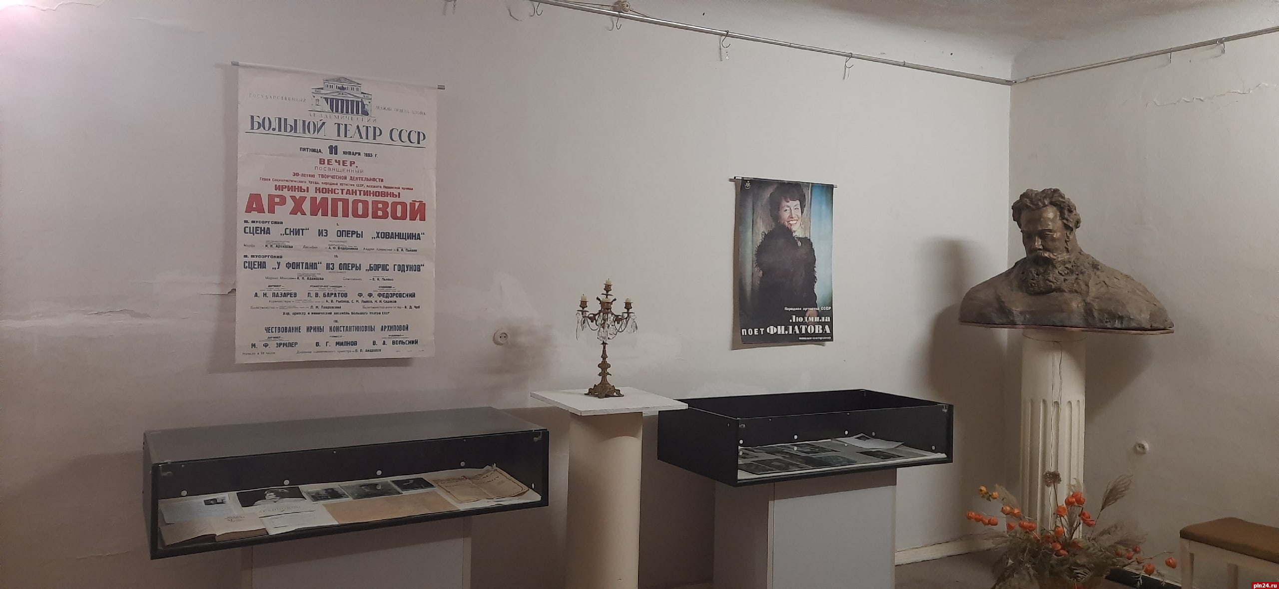 Исполнители героев из опер Мусоргского представлены на выставке в Куньинском районе