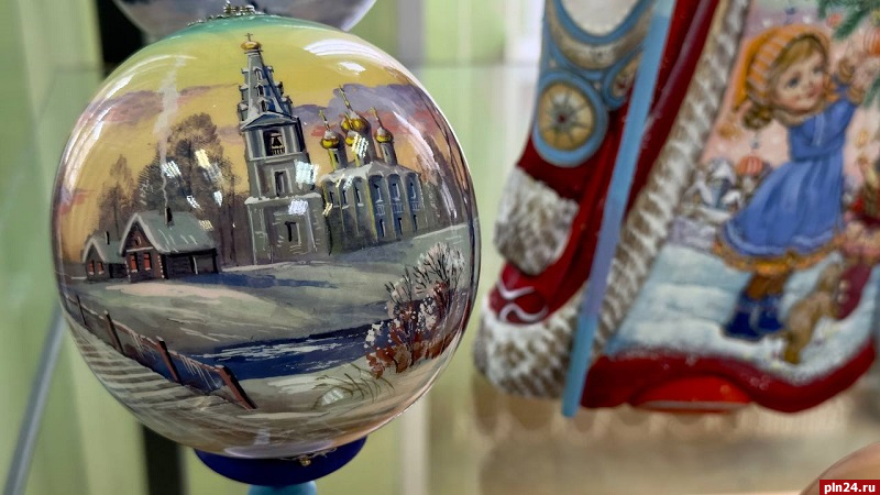Выставка «Магия лакового искусства» открылась в псковской библиотеке