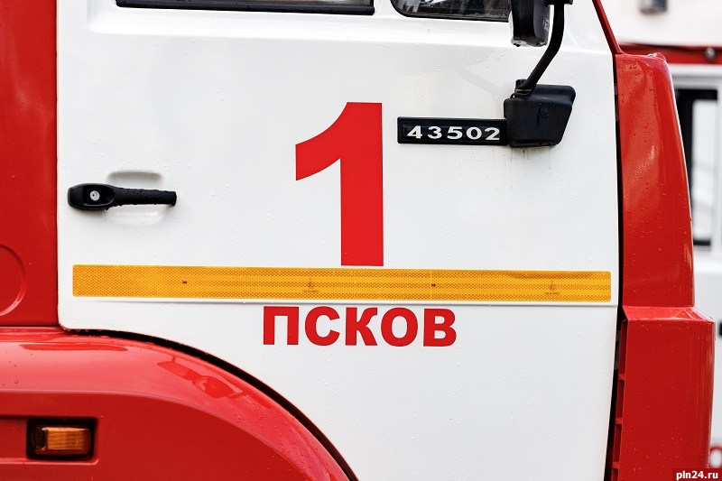 Десять псковичей эвакуировали из-за пожара в многоквартирном доме на улице Гражданской
