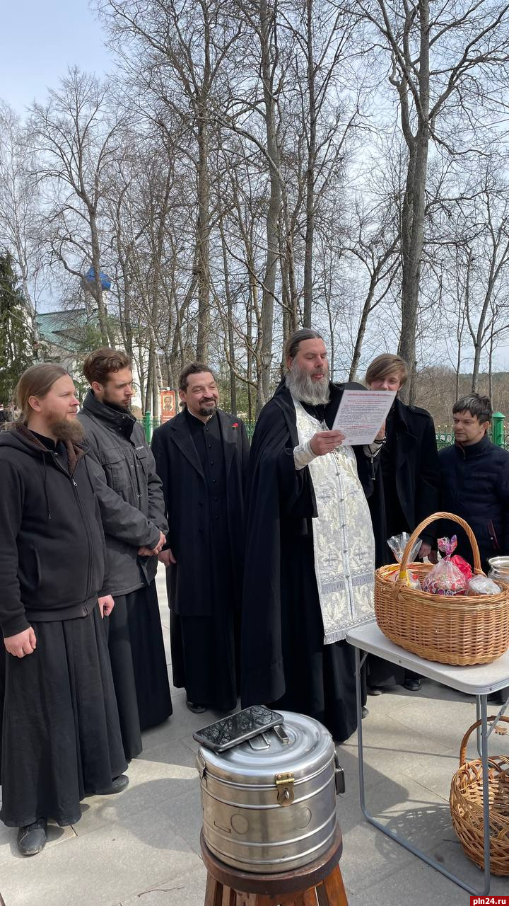 Пасхальные символы освящают в Псково-Печерском монастыре