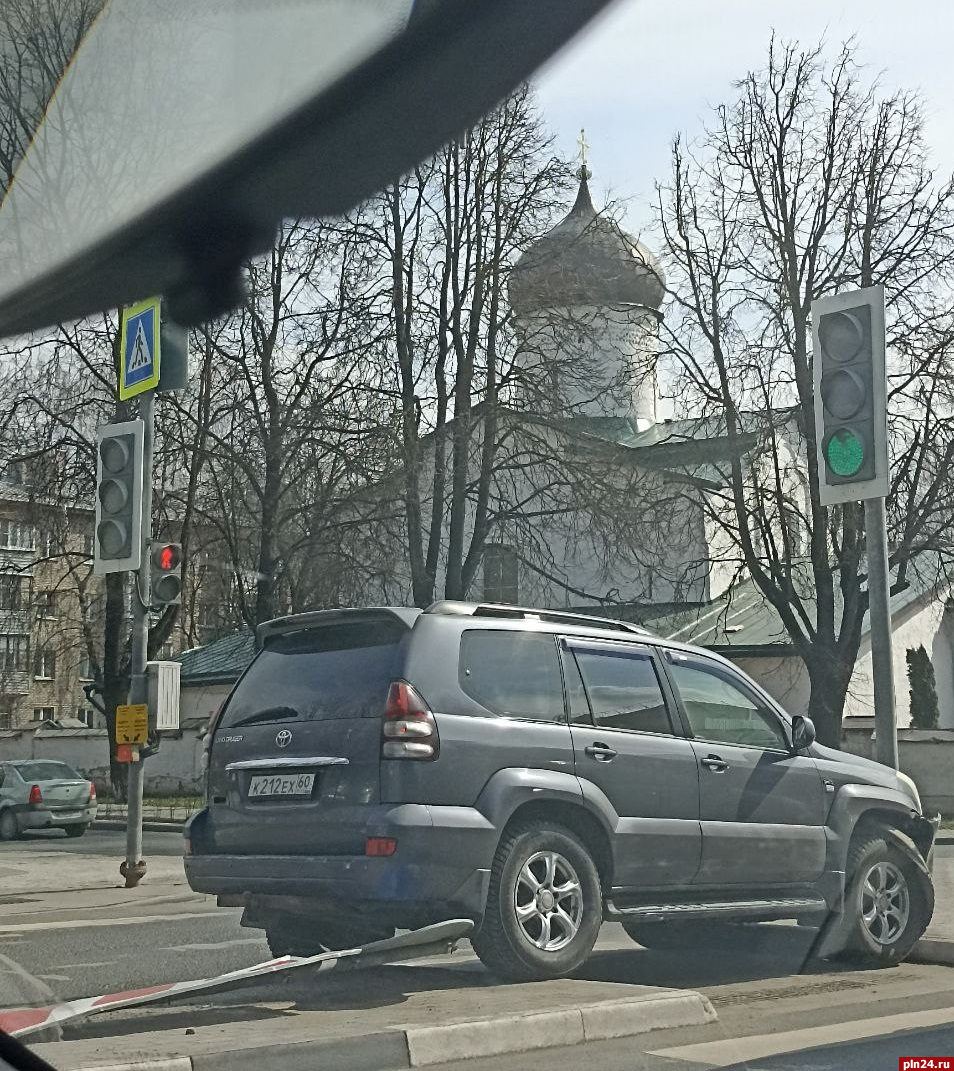 Джип влетел в опору светофора на улице Леона Поземского в Пскове. ФОТО