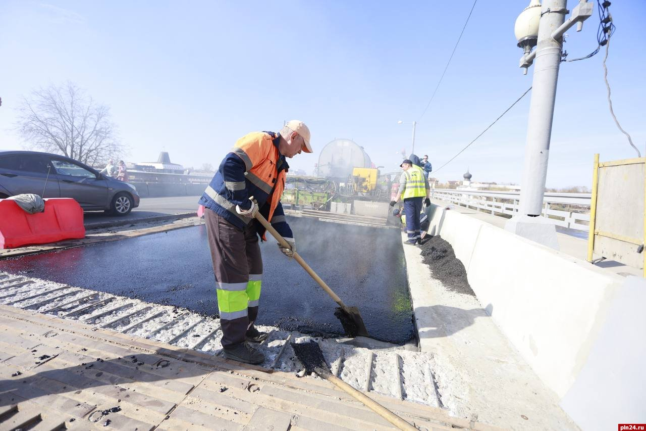 ПЛН-ТВ: Укладка литого асфальтобетона на Ольгинском мосту в Пскове
