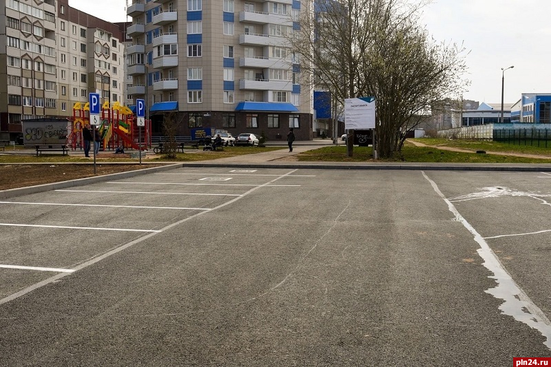 Стоянку и пешеходную дорожку обустроили на улице Балтийской под Псковом