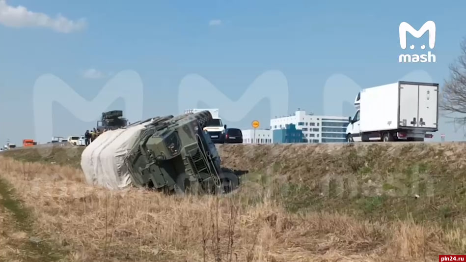 Зенитно-ракетный комплекс перевернулся на шоссе в российском регионе