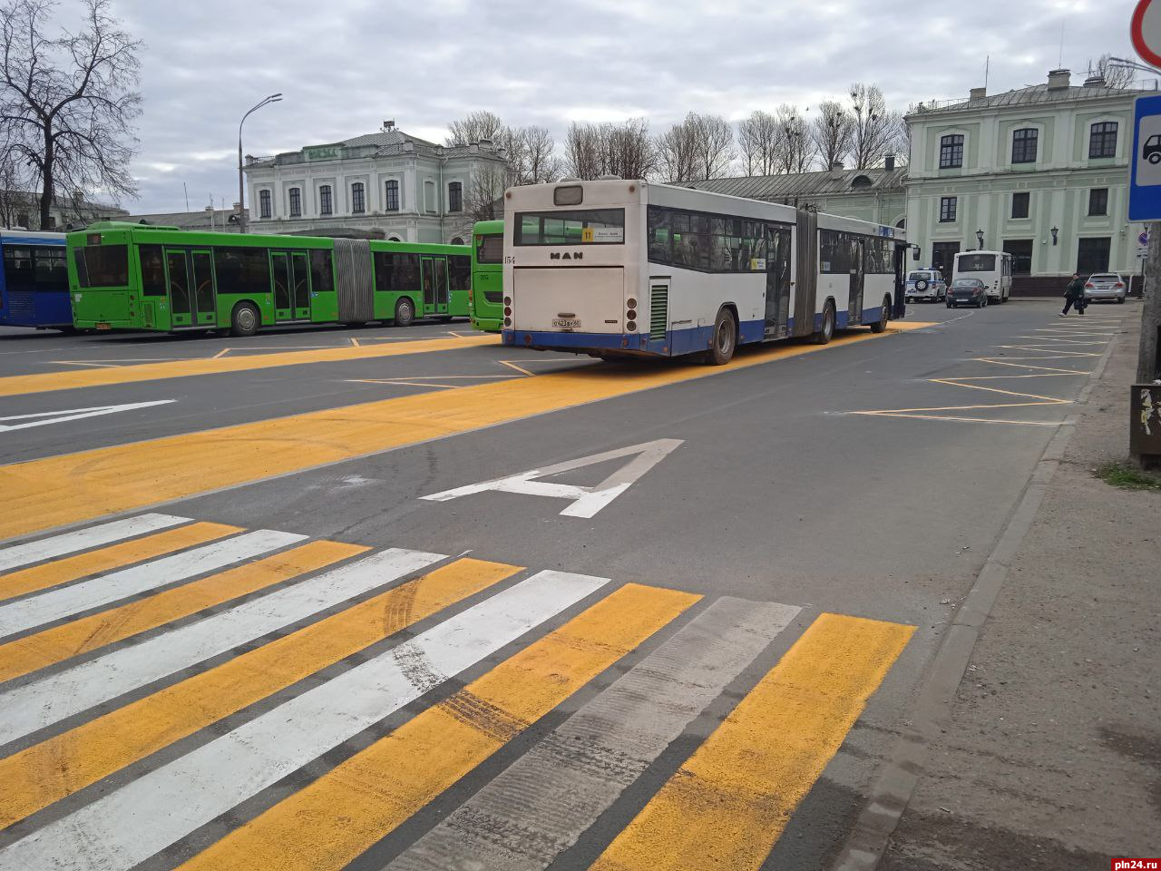 Фотофакт: Новая разметка на Привокзальной площади в Пскове