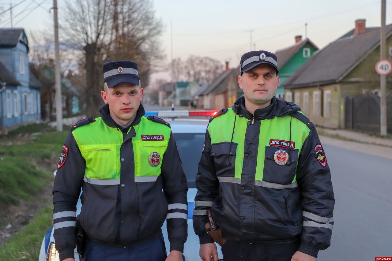 Псковские автоинспекторы вывели из горящего дома 72-летнюю женщину