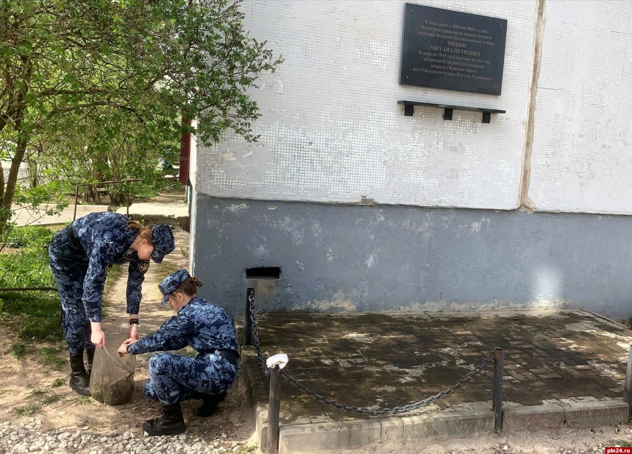 Курсанты убрали территорию у доски памяти ветерана Михаила Минина в Пскове