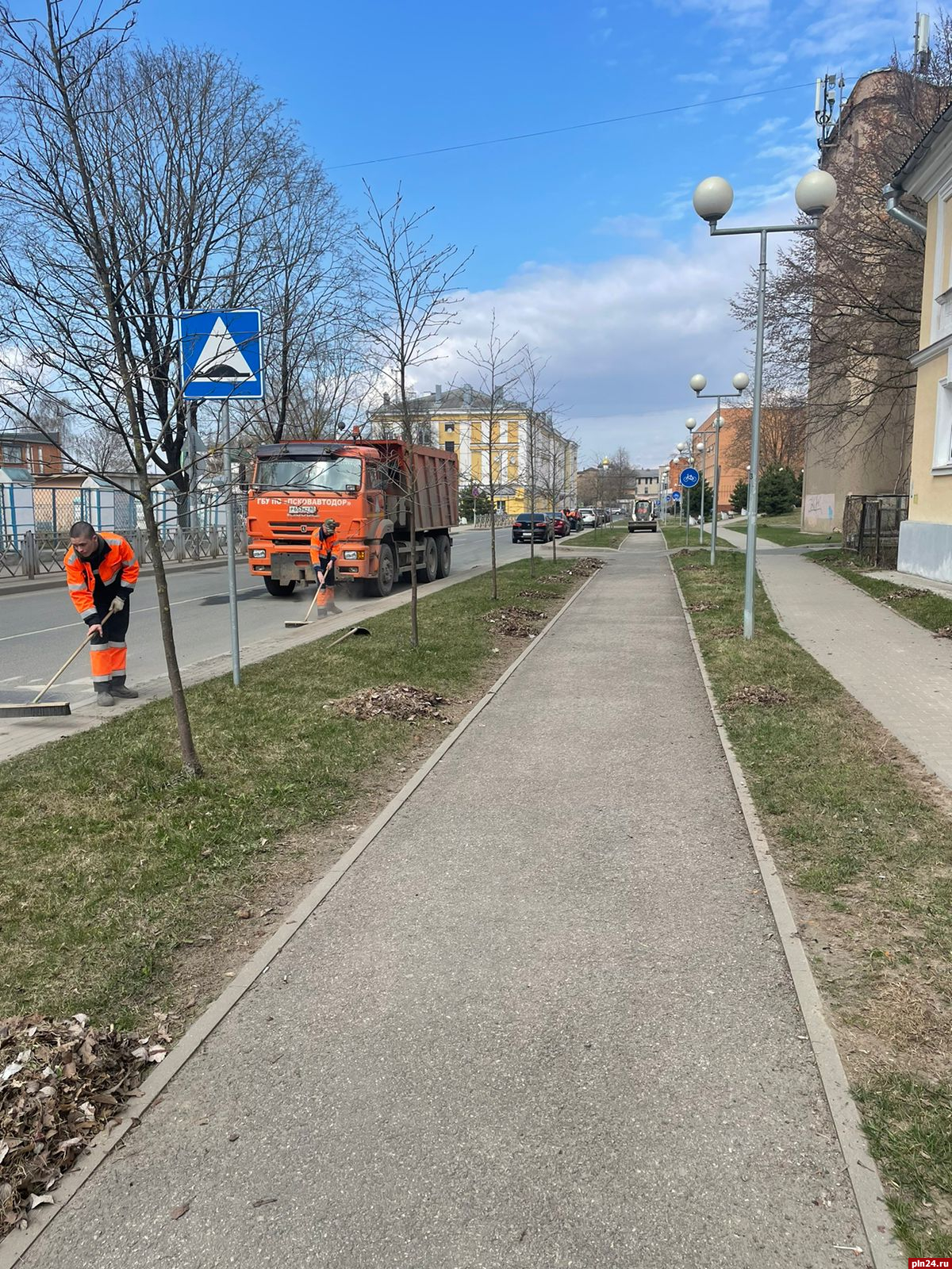 «Весне дорогу»: как улицы Пскова приводят в порядок