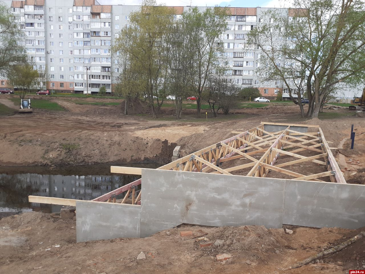 Фундамент площадки для кормления уток устанавливают у реки Милевки в Пскове. ФОТО