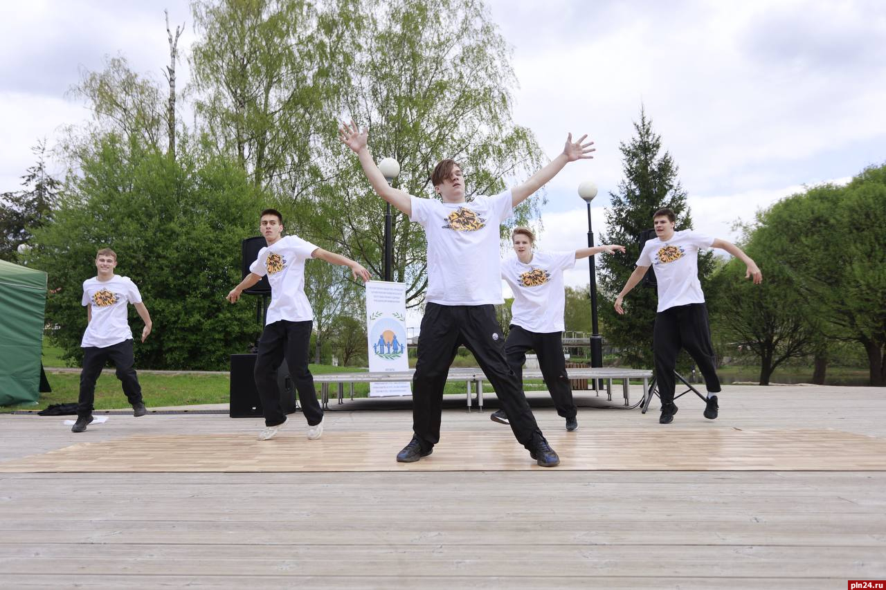 Первый открытый фестиваль уличных танцев проходит в парке Строителей Пскова