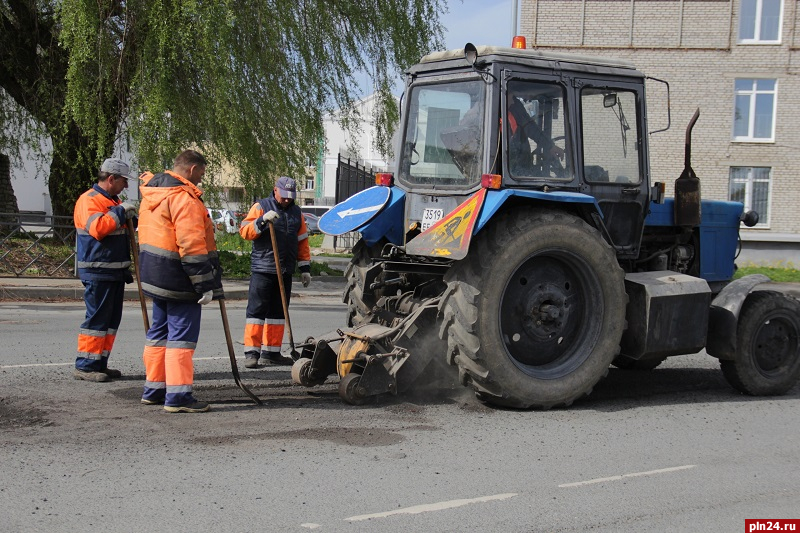 Дефекты дорожного покрытия устраняют на улице Карла Маркса в Пскове