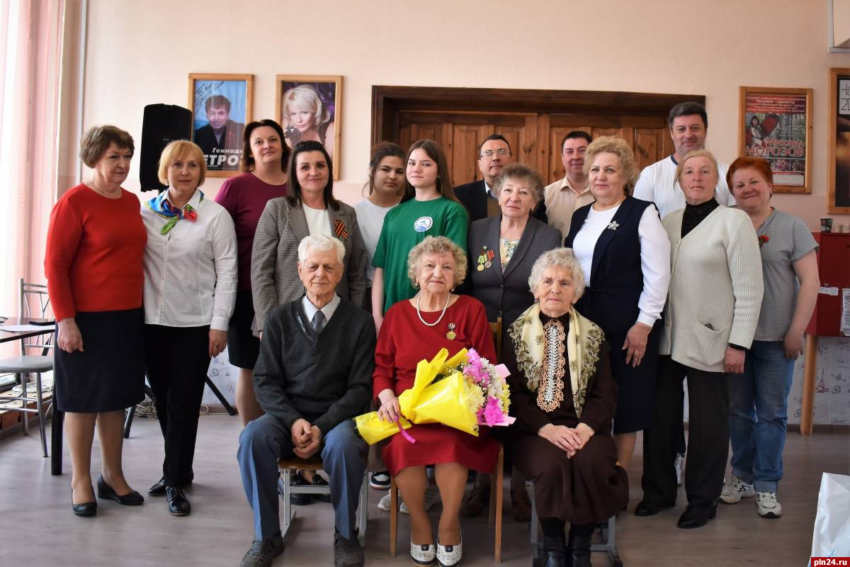 Жительницу блокадного Ленинграда поздравили с 90-летием в Себеже