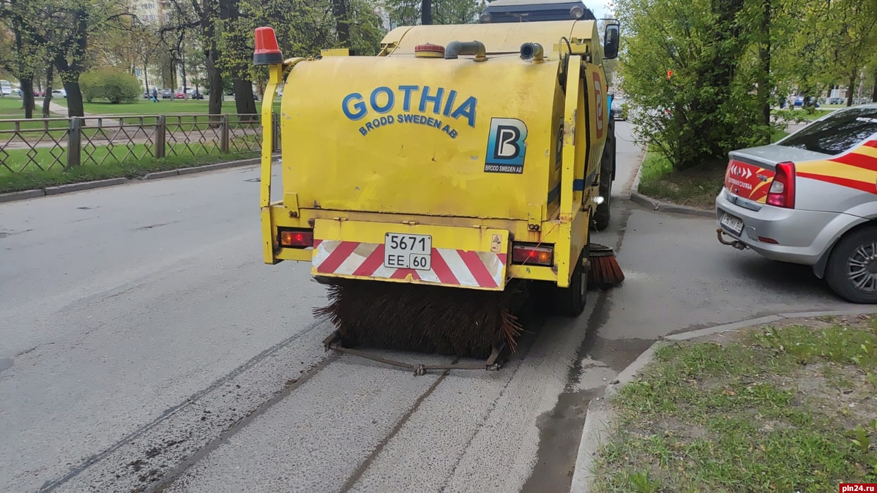 Грязь и пыль с улиц Пскова продолжают убирать сотрудники ООО «СитиИнвестГрупп». ФОТО