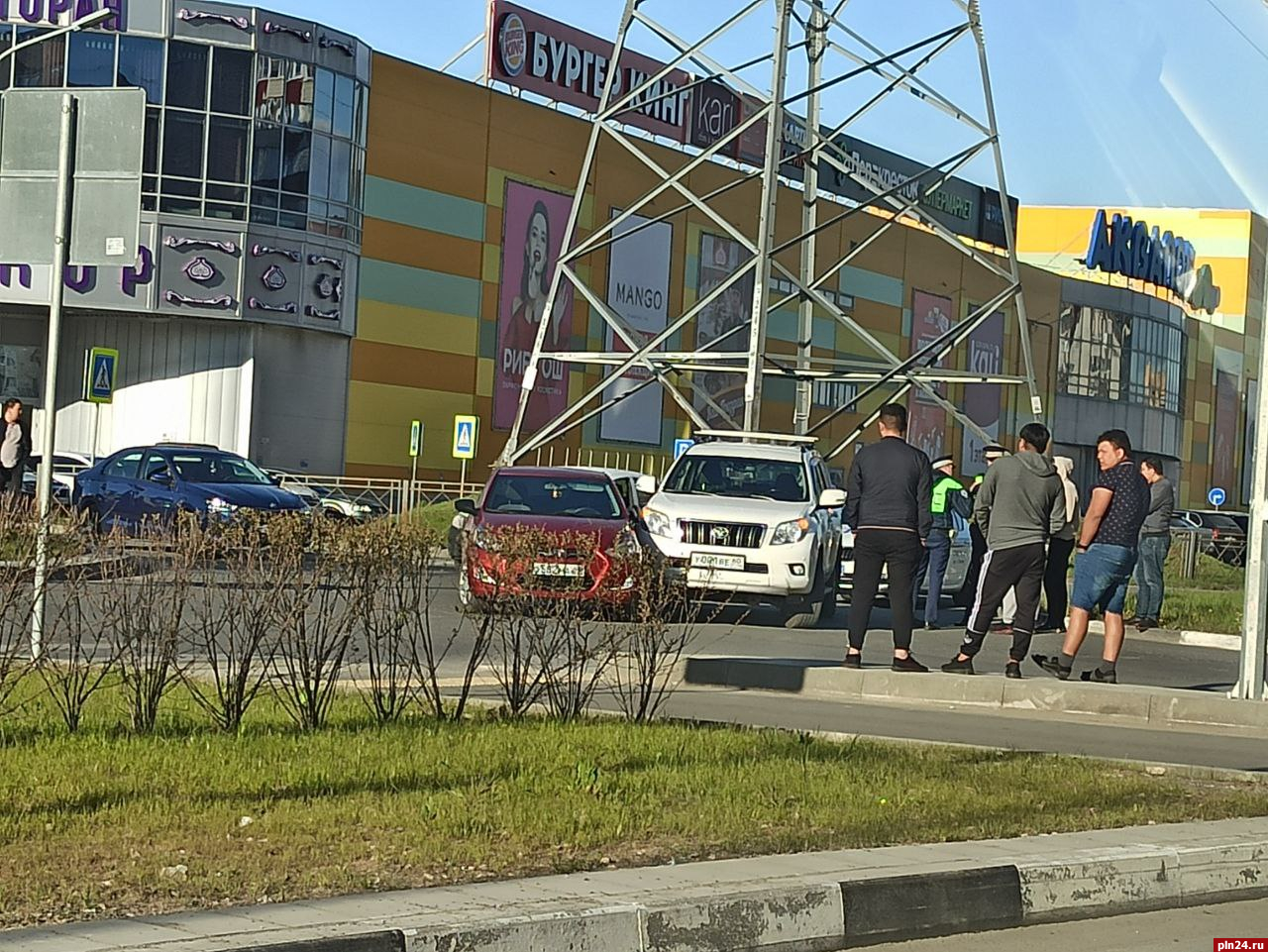 Два легковых автомобиля столкнулись около торгового центра «Аваполис» в Пскове